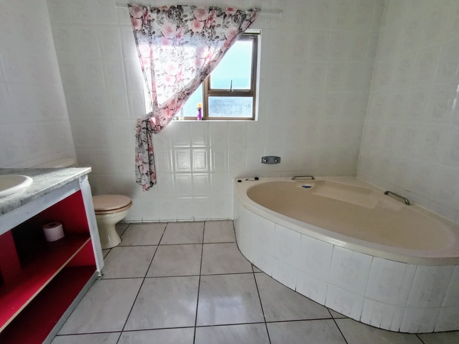 4 Bedroom Property for Sale in Wavecrest Eastern Cape